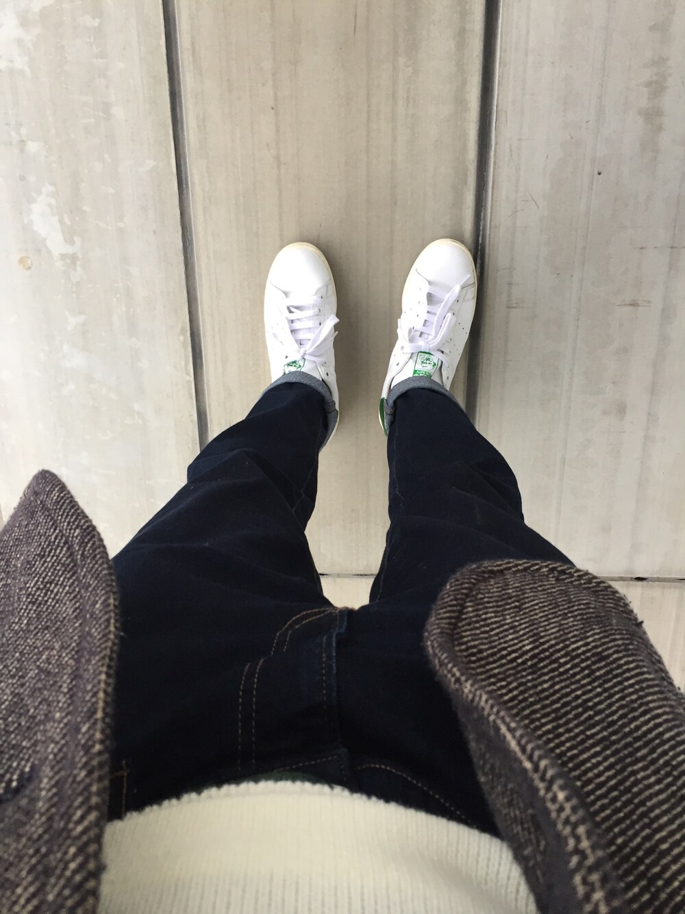 「スタンスミス、BLUE BLUE、ジャケット、白ニット、デニム、通勤コーデ」｜「UNIQLOのアイテム（デニムパンツ、ブルー系）」を使った、m.k.Ⅱさん（メンズ・173cm）の秋コーディネートの1枚目の写真
