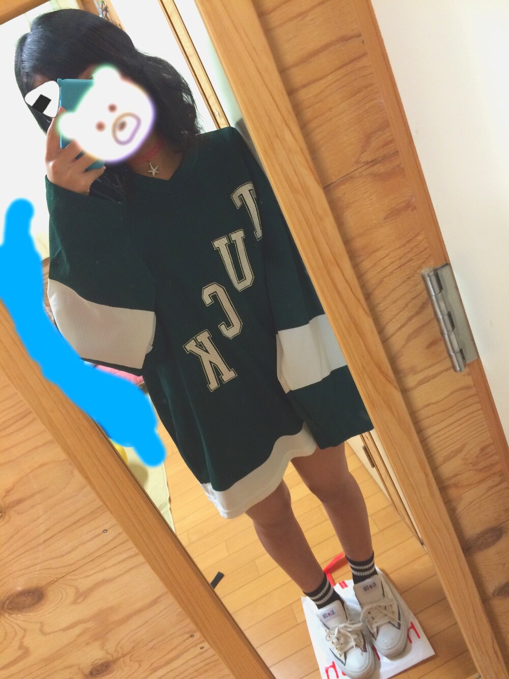 「おおきめ、緑、チョーカー、コンバース、チャンピョン、靴下、お気に入りのTシャツ、かみのけくるん、アメピン、さむい」｜「WEGOのアイテム（Tシャツ/カットソー、グリーン系）」を使った、よっぴー🐼さん（レディース・157cm）の冬コーディネートの1枚目の写真