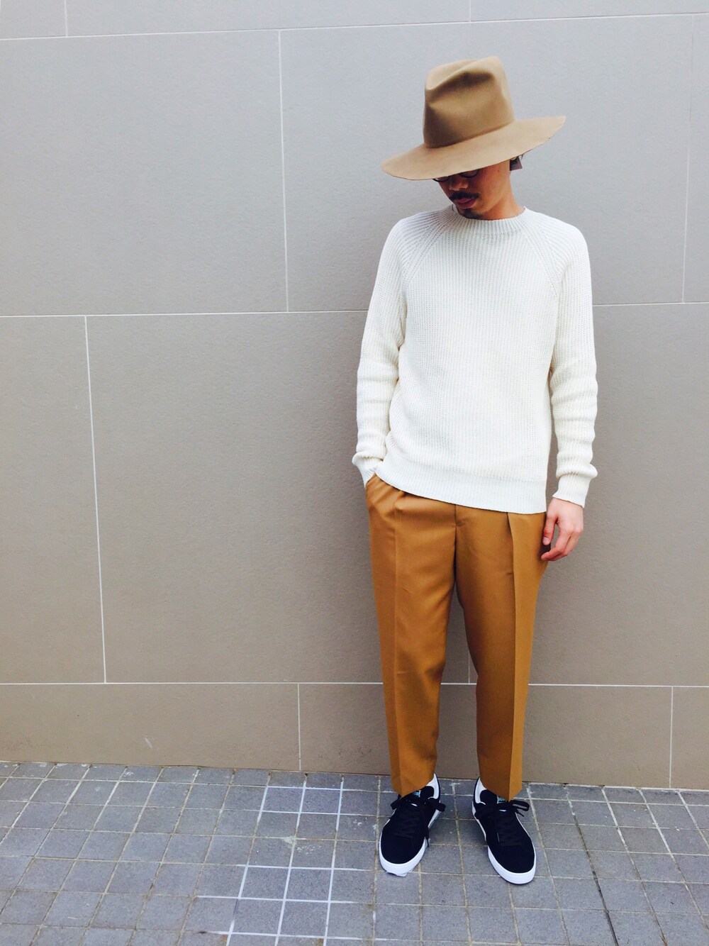 「スラックス、ハット、白ニット、KIJIMA TAKAYUKI、TATRAS、春色、コットンニット、スプリングニット、MARKAWARE、stradaest」｜「KIJIMA TAKAYUKIのアイテム（ハット、ベージュ系）」を使った、kenjiさん（メンズ・178cm）の春コーディネートの1枚目の写真
