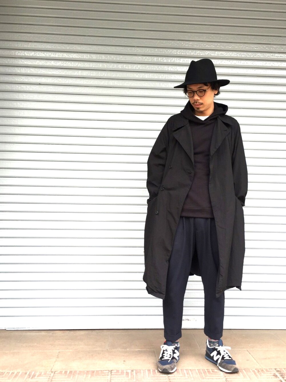 「コート、スニーカー、パーカー、ハット、大人カジュアル、ワイドパンツ、ブラック×ホワイト、春コーデ、ワイドシルエット、ジョンエリオット」｜「TEATORAのアイテム（ステンカラーコート、ブラック系）」を使った、kenjiさん（メンズ・178cm）の春コーディネートの1枚目の写真