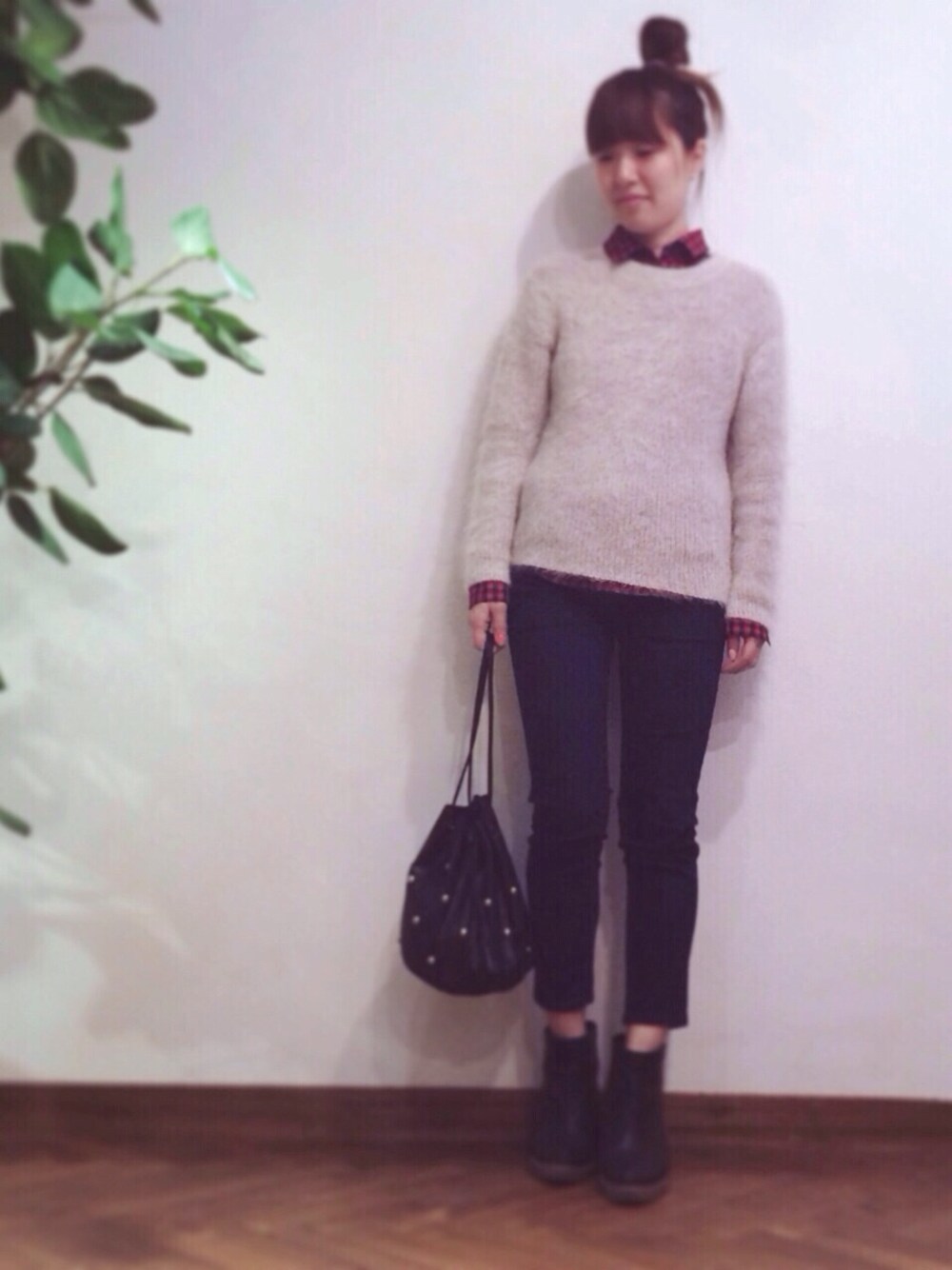 「モヘアニット、シャツ×ニット、スキニーデニム、holidayパンツスタイル」｜「HOLIDAYのCHECK SHIRTS チェックシャツ（シャツ/ブラウス、レッド系）」を使った、Nさん（レディース・159cm）の秋コーディネートの1枚目の写真