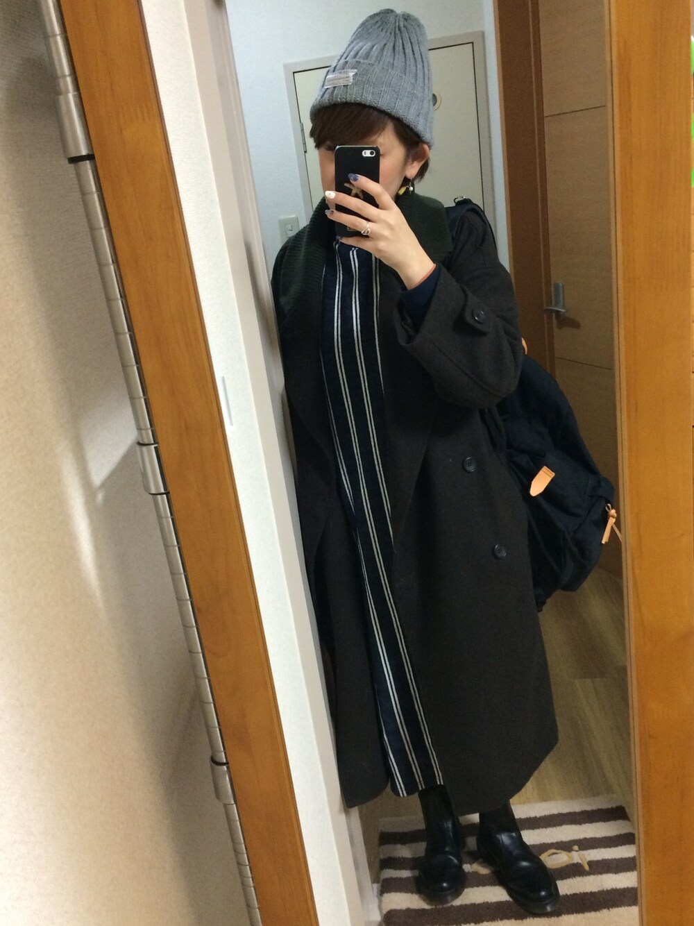 「カーキ、ロングコート、ストライプ、シンプル」｜「GUのアイテム（帽子、グレー系）」を使った、CHIPPYさん（レディース・166cm）の冬コーディネートの1枚目の写真