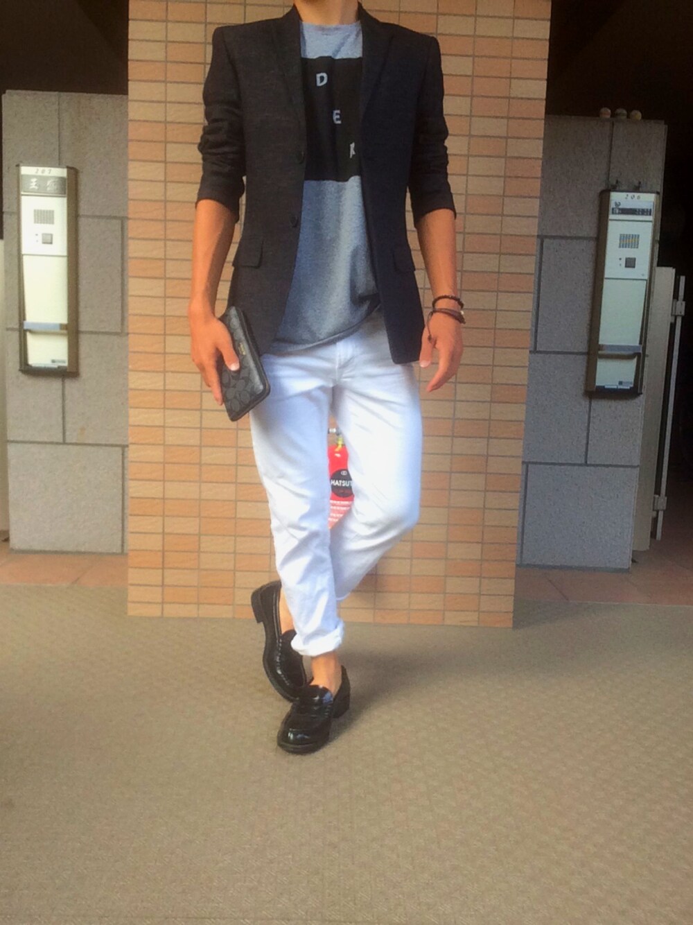 グレー系のTシャツ/カットソー、ホワイト系のデニムパンツ、ブラック系のその他シューズを着用したメンズの夏コーディネートの1枚目の写真