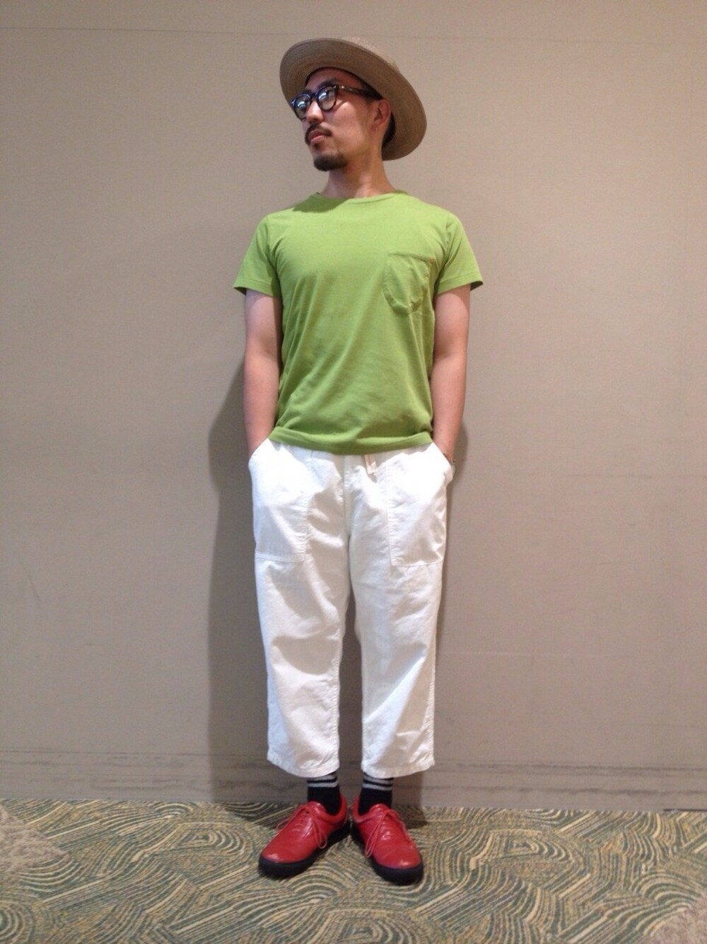 「アナクロノーム、カットソー、白パンツ、ハット」｜「Anachronormのアイテム（Tシャツ/カットソー、グリーン系）」を使った、RYOSUKE TAKAOさん（メンズ・170cm）の夏コーディネートの1枚目の写真
