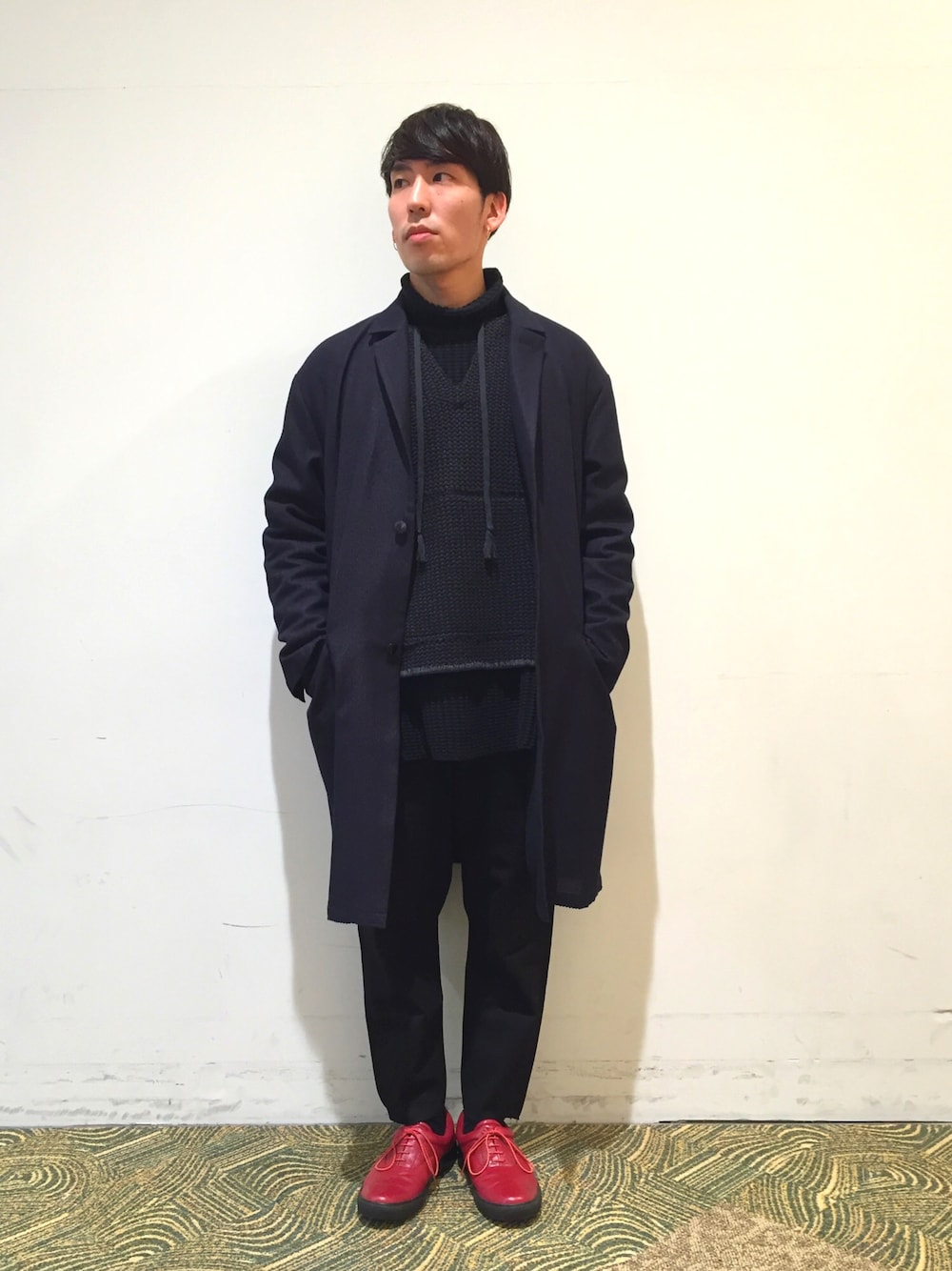 「シンプル、黒、革靴、ロングコート、bukht、partner、赤」｜「bukhtのアイテム（ジャケット/アウター、ブラック系）」を使った、RYOSUKE TAKAOさん（メンズ・170cm）の冬コーディネートの1枚目の写真