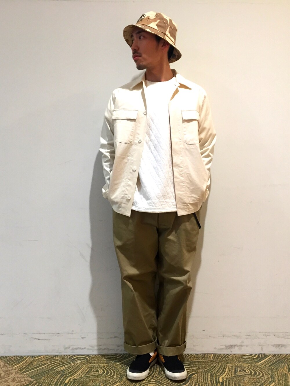 「春、ラフ、黒、白シャツ、ジャケット、キルティング、太めのパンツ、spring、ホワイト、stussy」｜「STUSSYのアイテム（ハット、ベージュ系）」を使った、RYOSUKE TAKAOさん（メンズ・170cm）の春コーディネートの1枚目の写真