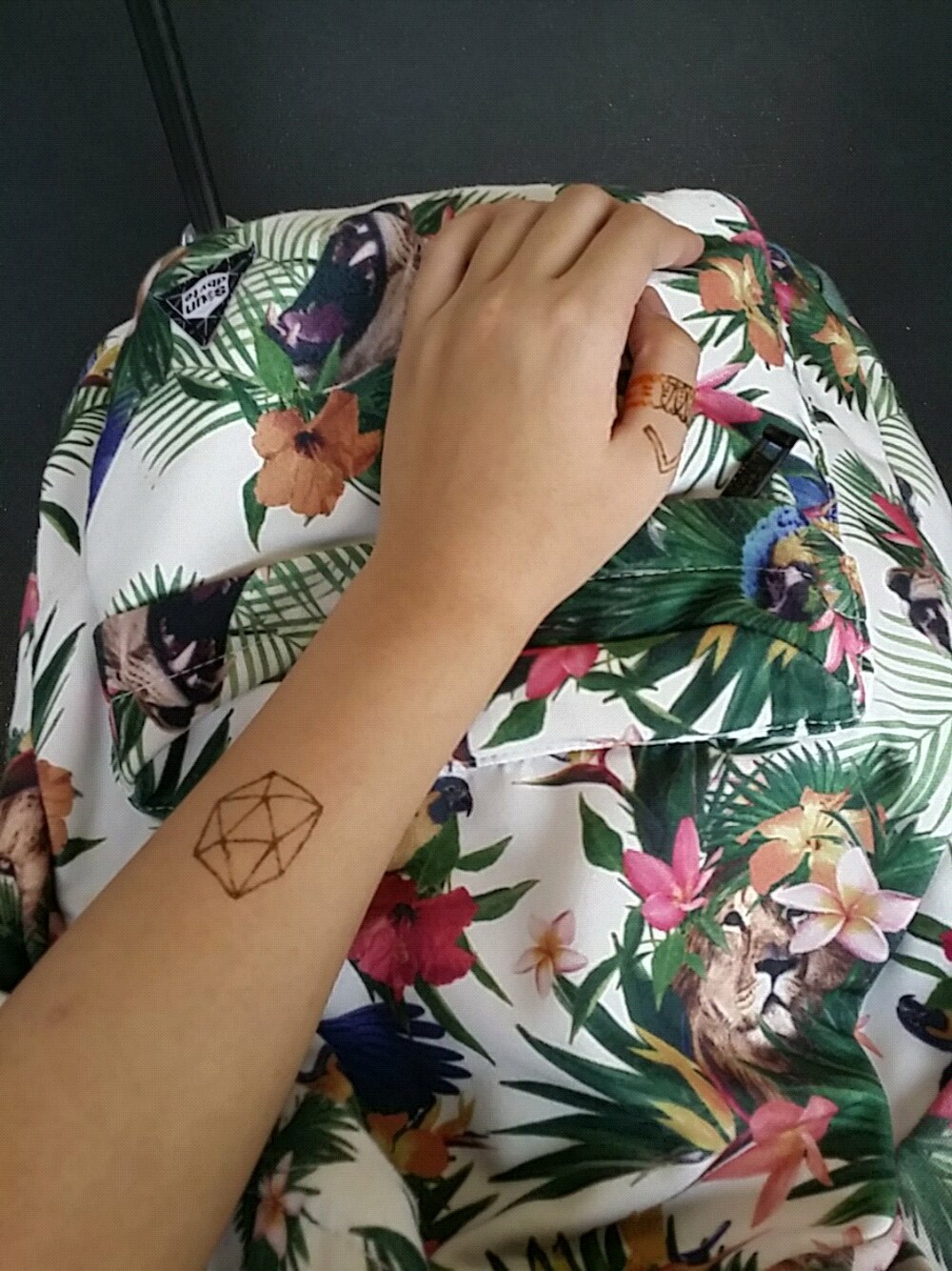 「henna、tattoo、tattoos、BAG」｜「tattooのHenna tattoo（その他、ブラウン系）」を使った、Elizalytさん（レディース・175cm）の秋コーディネートの1枚目の写真