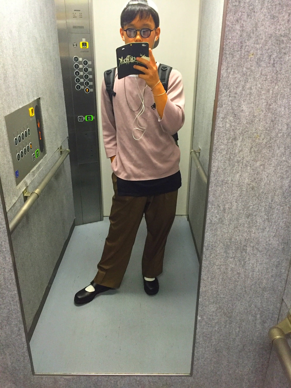 「ワイドパンツ、うすぴんく、革靴、レザーキャップ、めがね」｜「HAREのタックワイドパンツ(HARE)（その他パンツ、ブラウン系）」を使った、u.t×××k.uさん（メンズ・170cm）の春コーディネートの1枚目の写真