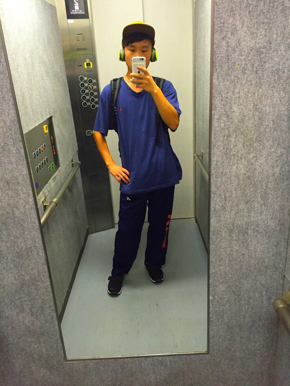 「ラルフローレンシャツ、Tシャツ、ヨネックス、ロンパン、ナイキスニーカー、ダル着、だぼだぼ、うざい文章、スウェードキャップ、一色コーデ」｜「POLO RALPH LAURENのアイテム（Tシャツ/カットソー、ブラック系）」を使った、u.t×××k.uさん（メンズ・170cm）の夏コーディネートの1枚目の写真