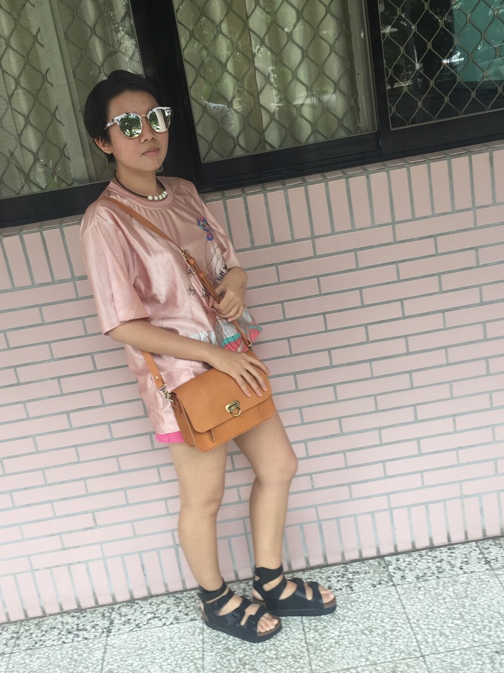 ブラック系のサンダルを着用したレディースの秋コーディネートの1枚目の写真