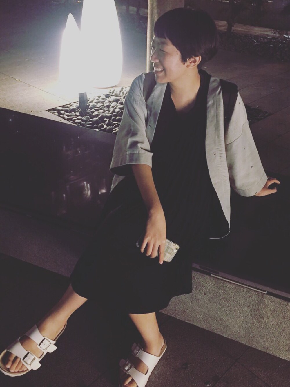 グレー系のその他アウターを着用したレディースの秋コーディネートの1枚目の写真