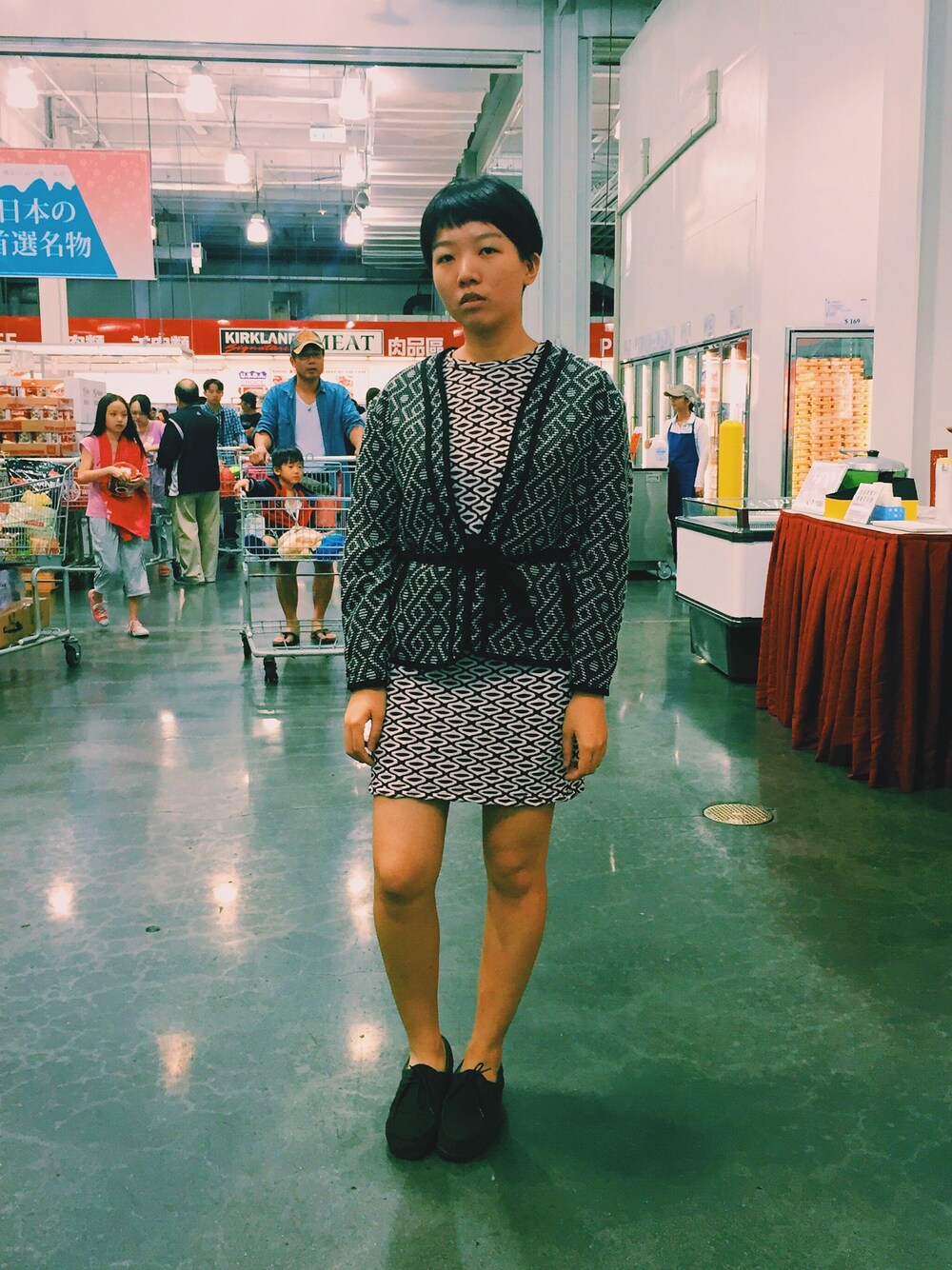 ブラック系のジャケット/アウター、レッド系のドレスを着用したレディースの秋コーディネートの1枚目の写真