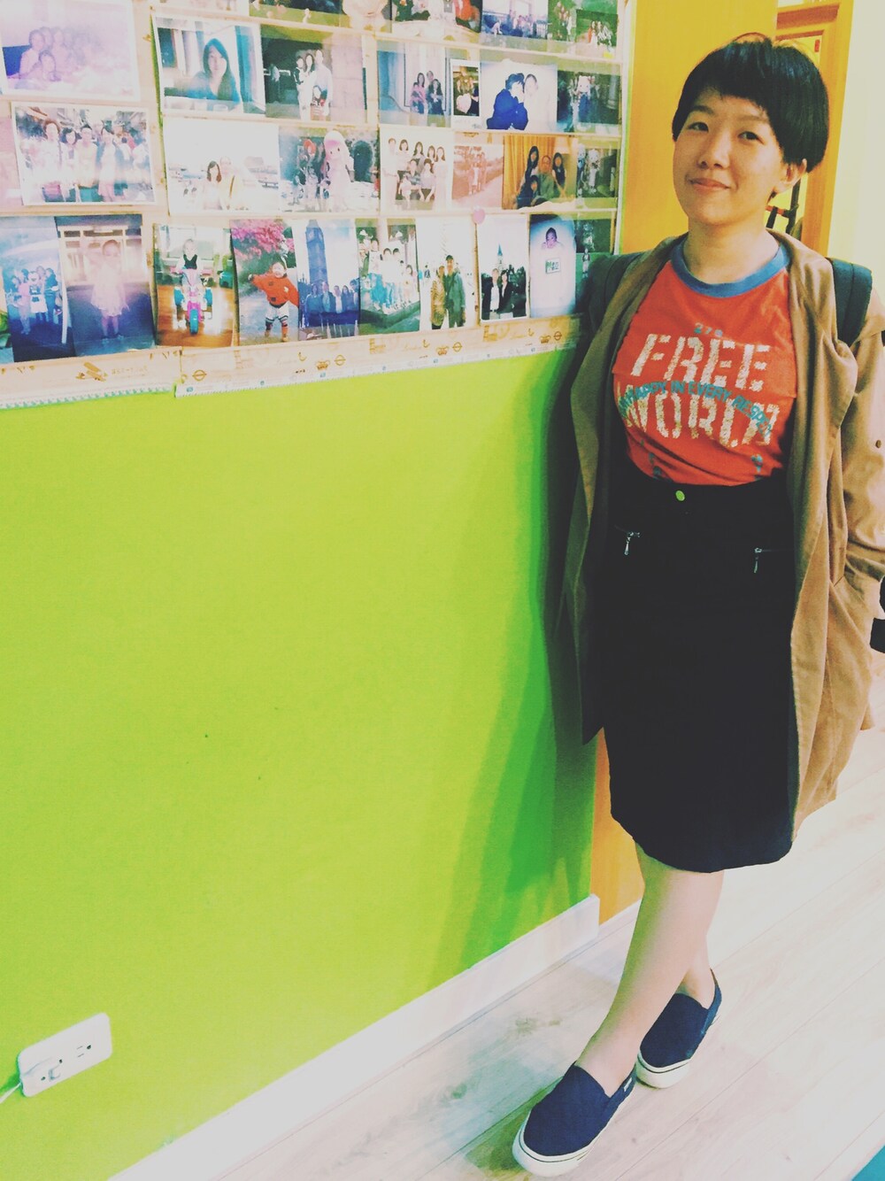 ブルー系のバックパック/リュックを着用したレディースの秋コーディネートの1枚目の写真