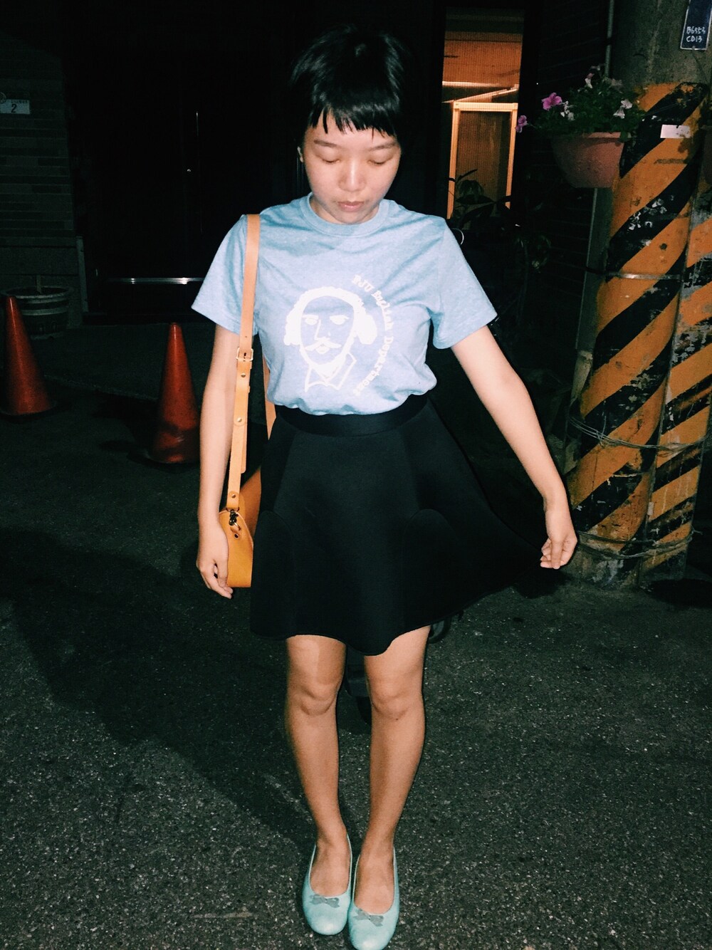 ブラック系のスカートを着用したレディースの秋コーディネートの1枚目の写真