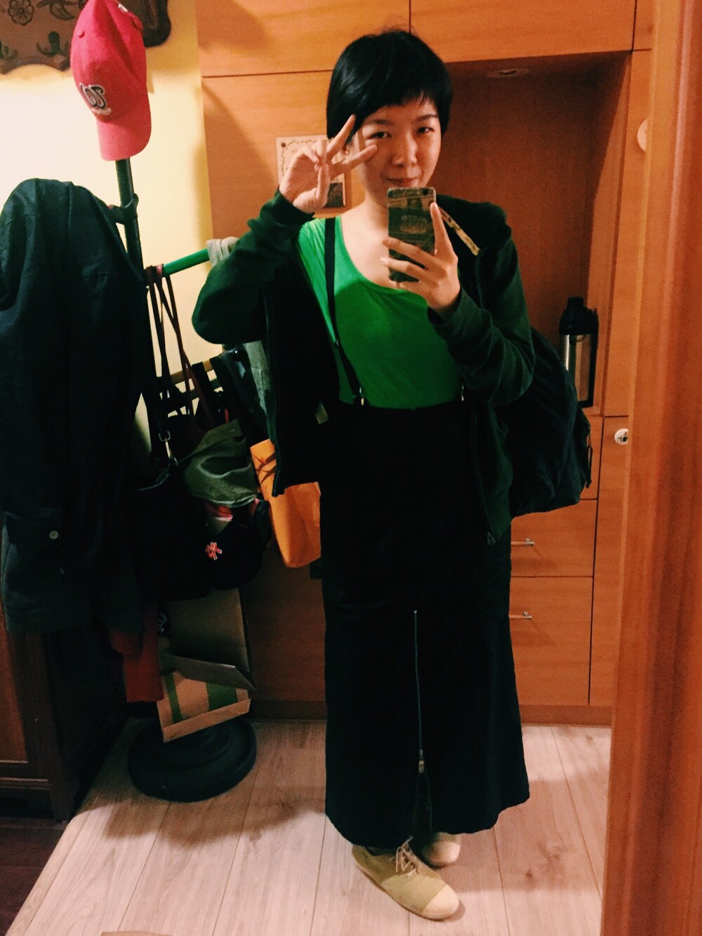 グリーン系のTシャツ/カットソーを着用したレディースの秋コーディネートの1枚目の写真