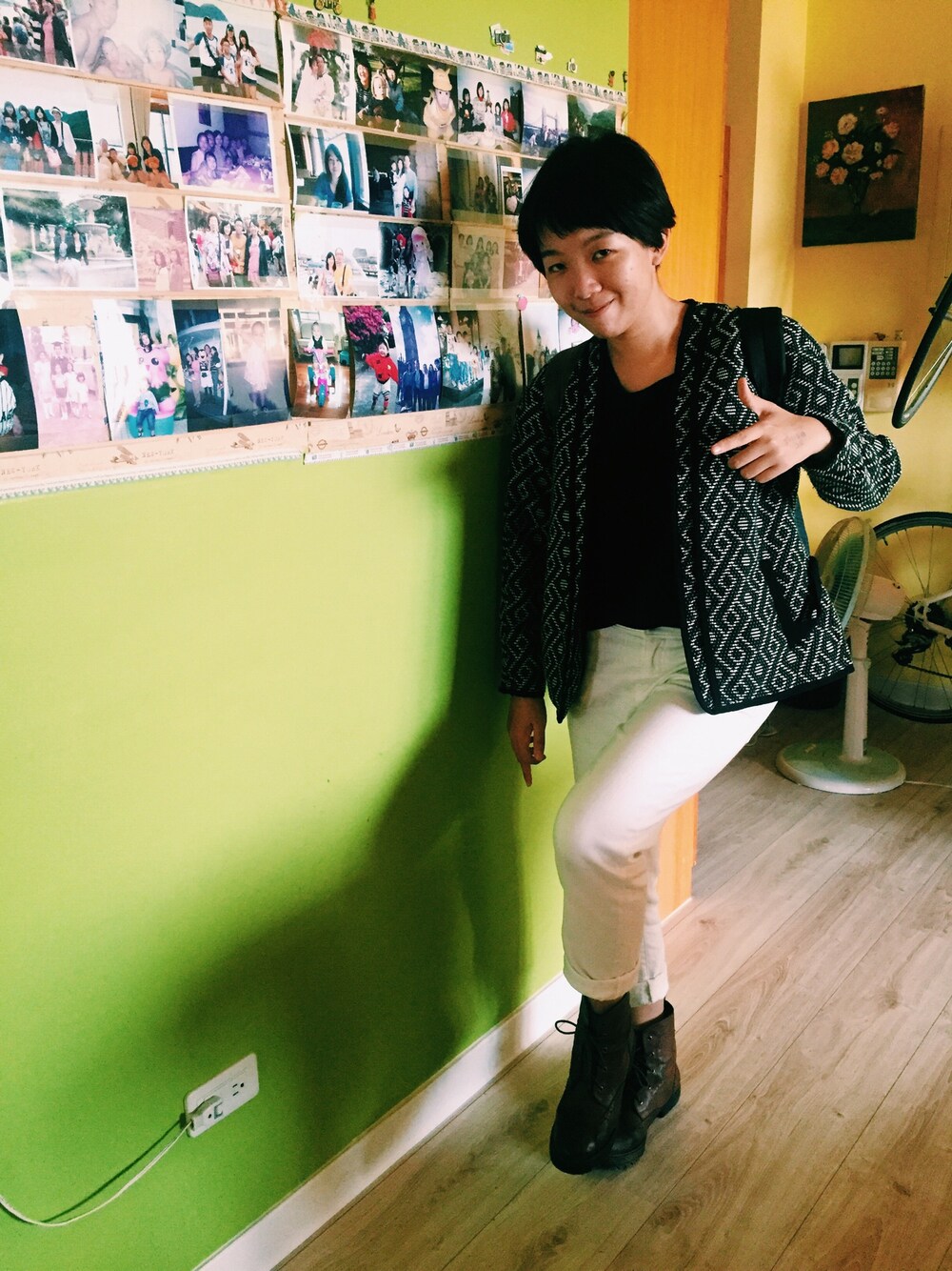 ブラック系のジャケット/アウターを着用したレディースの秋コーディネートの1枚目の写真