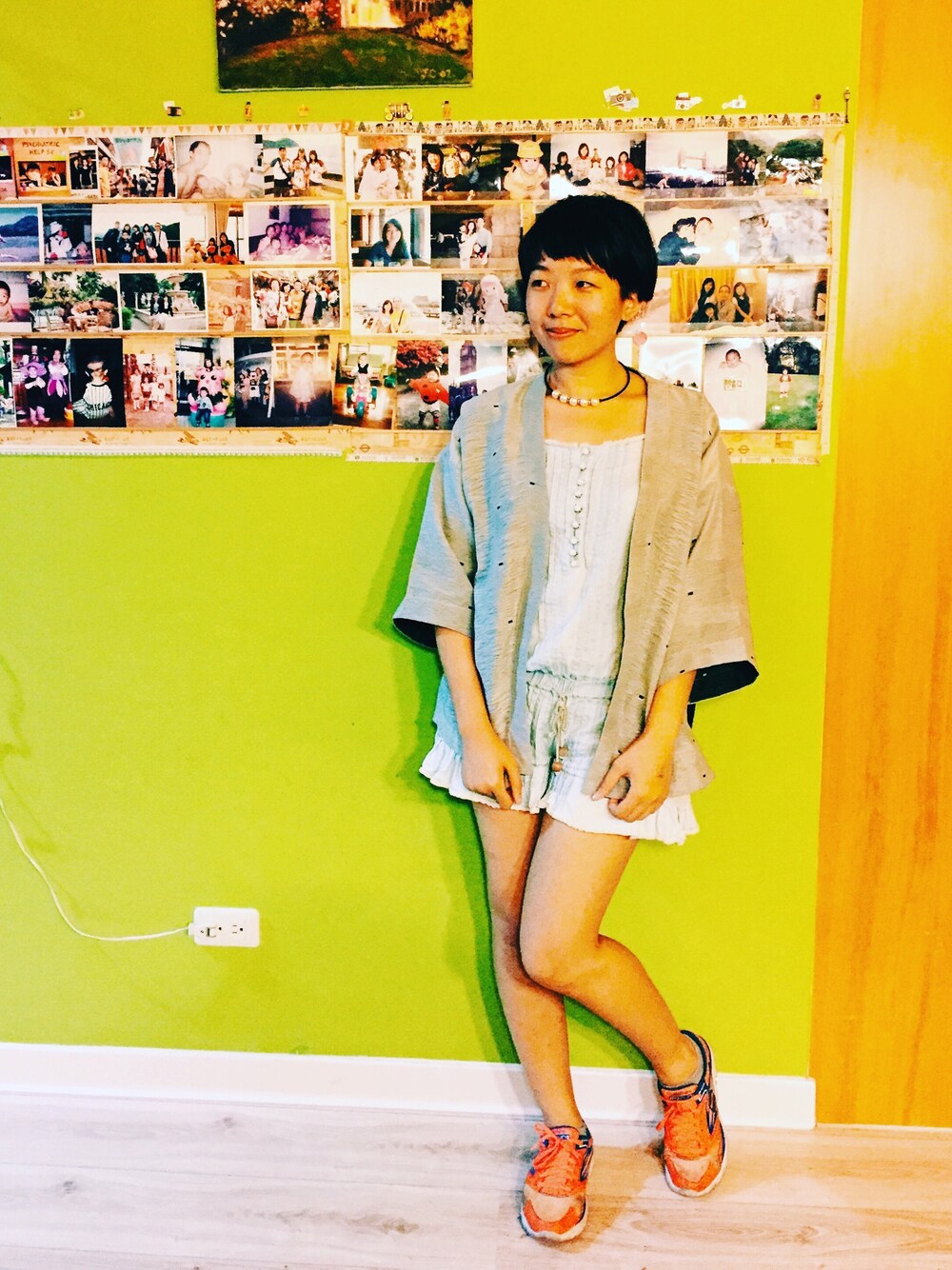 オレンジ系のスニーカーを着用したレディースの秋コーディネートの1枚目の写真