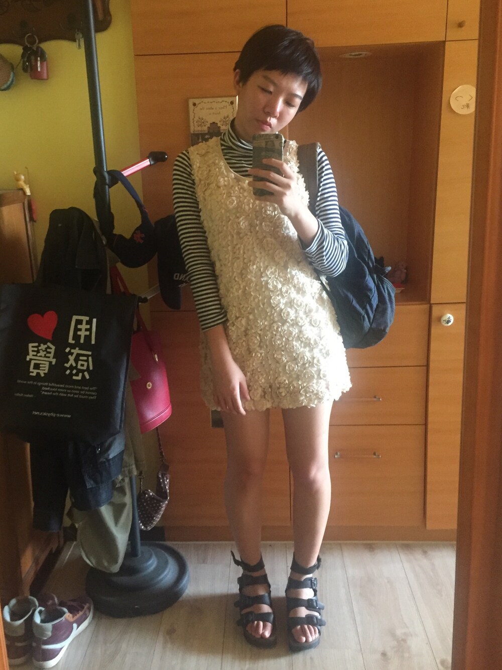 ブルー系のバックパック/リュックを着用したレディースの秋コーディネートの1枚目の写真