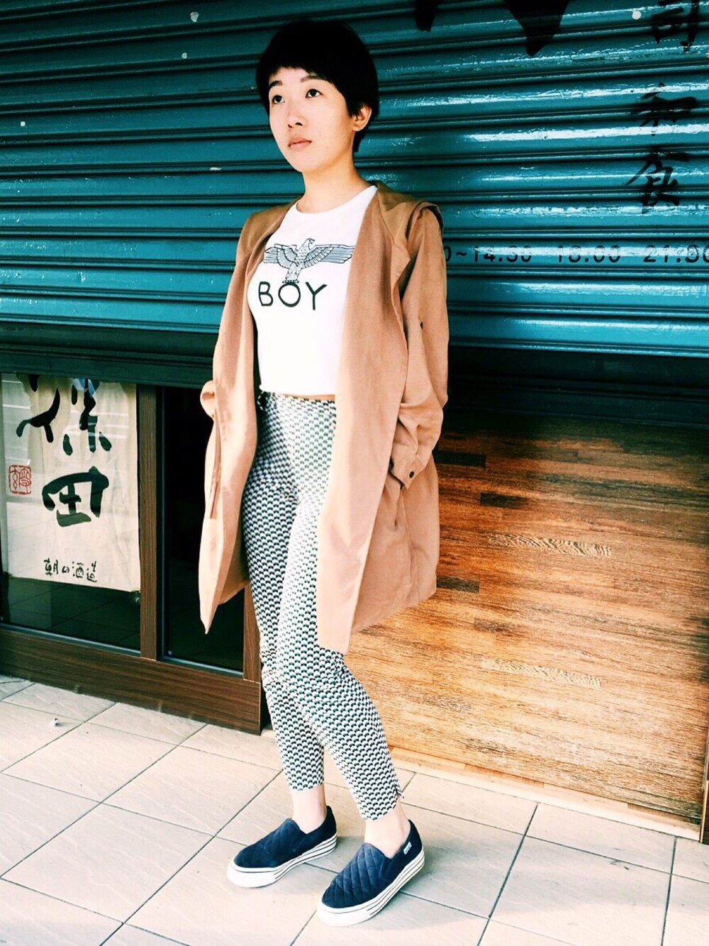 グリーン系のパンツを着用したレディースの秋コーディネートの1枚目の写真