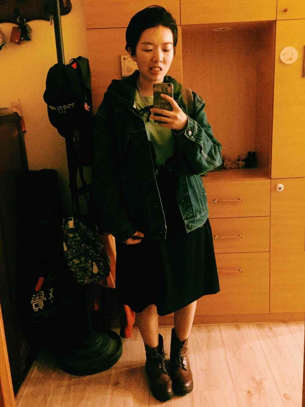 ブルー系のワンピース/ドレスを着用したレディースの秋コーディネートの1枚目の写真