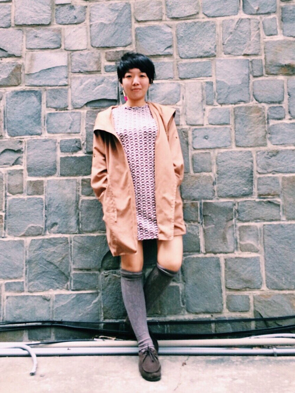 レッド系のワンピースを着用したレディースの冬コーディネートの1枚目の写真