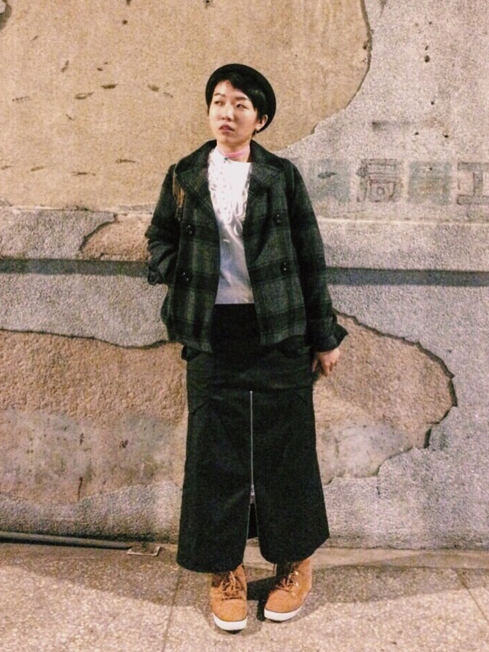 オレンジ系のブーツを着用したレディースの冬コーディネートの1枚目の写真