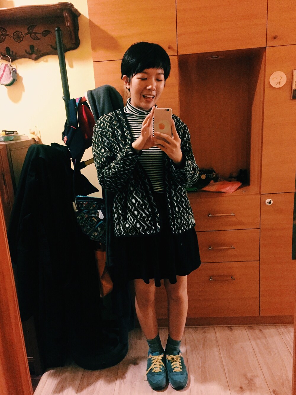 ブラック系のジャケット/アウターを着用したレディースの冬コーディネートの1枚目の写真