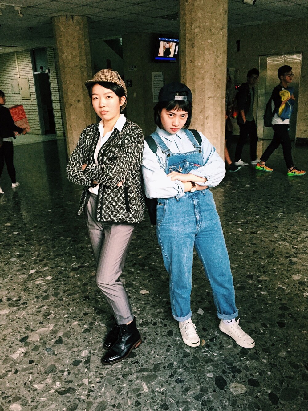 ブラック系のジャケット/アウターを着用したレディースの冬コーディネートの1枚目の写真