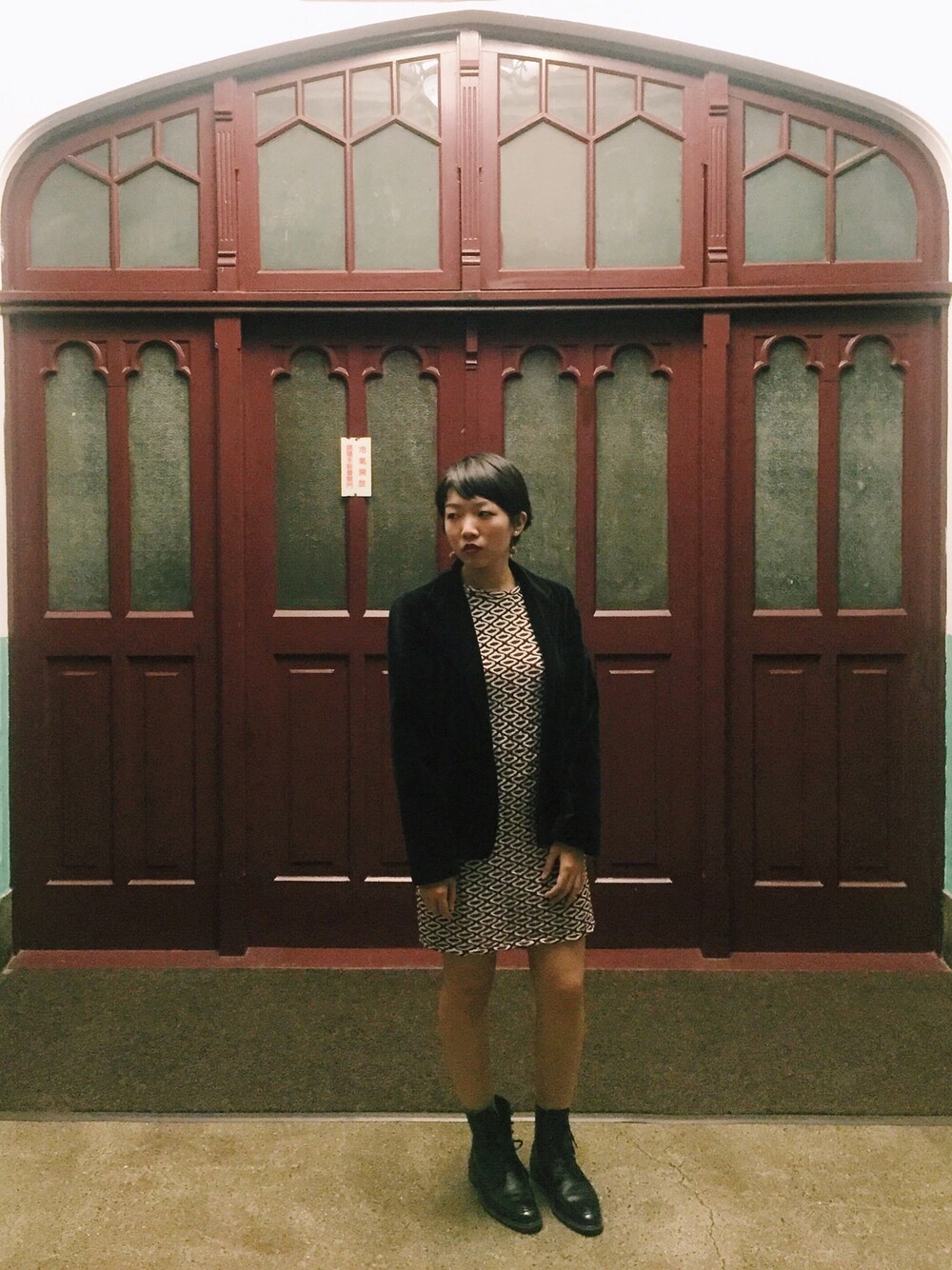 レッド系のワンピース/ドレスを着用したレディースの冬コーディネートの1枚目の写真