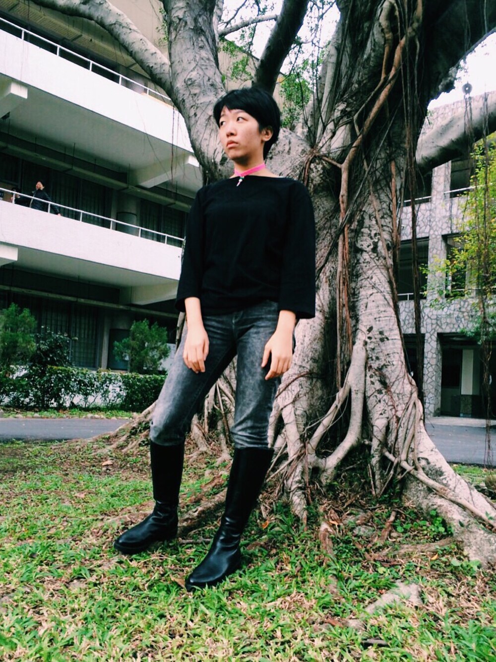 ブラック系のトップスを着用したレディースの冬コーディネートの1枚目の写真