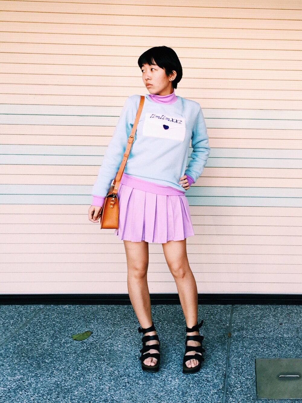 ブルー系のシャツ/ブラウスを着用したレディースの冬コーディネートの1枚目の写真