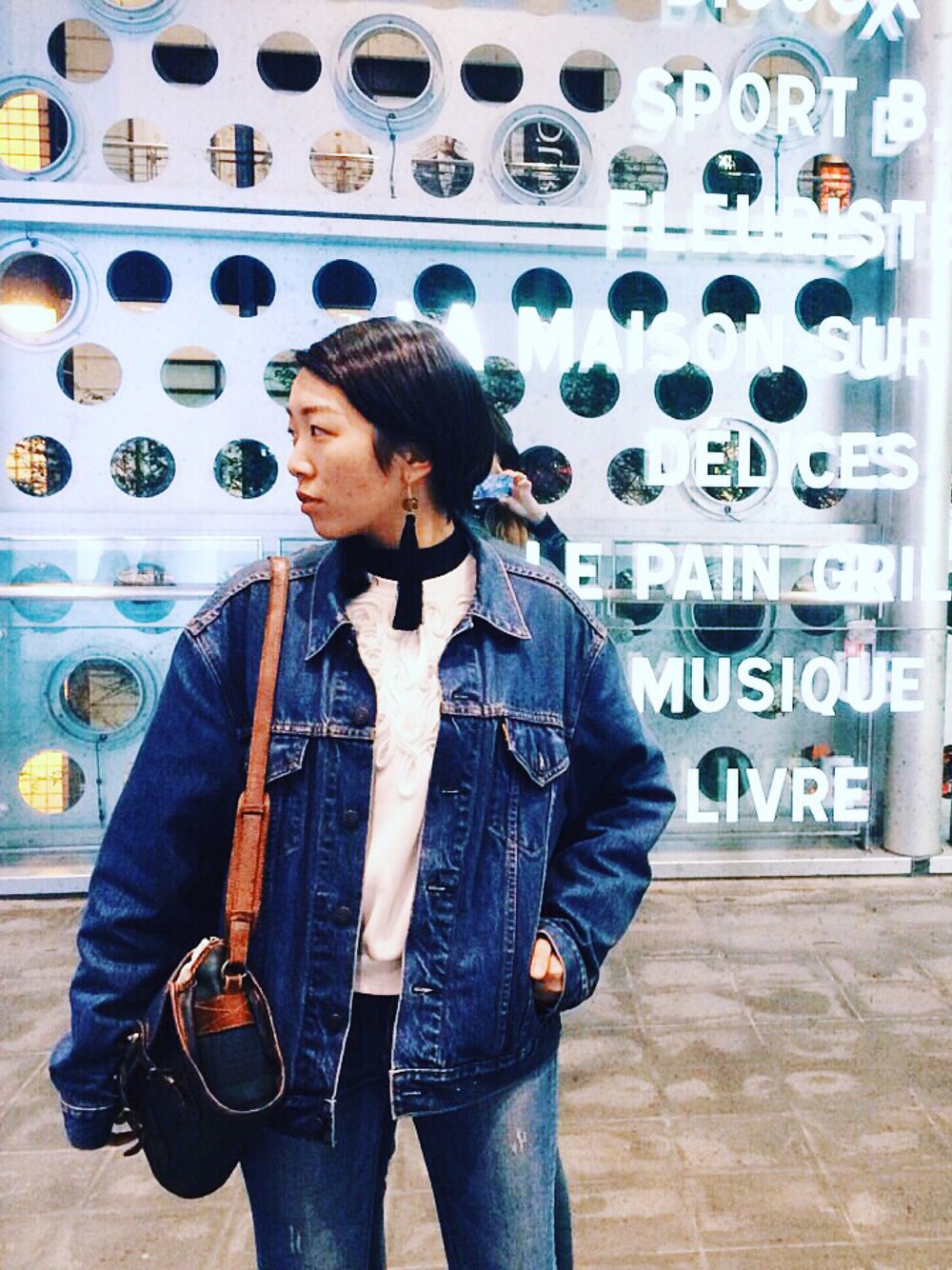 ブルー系のデニムパンツを着用したレディースの春コーディネートの1枚目の写真