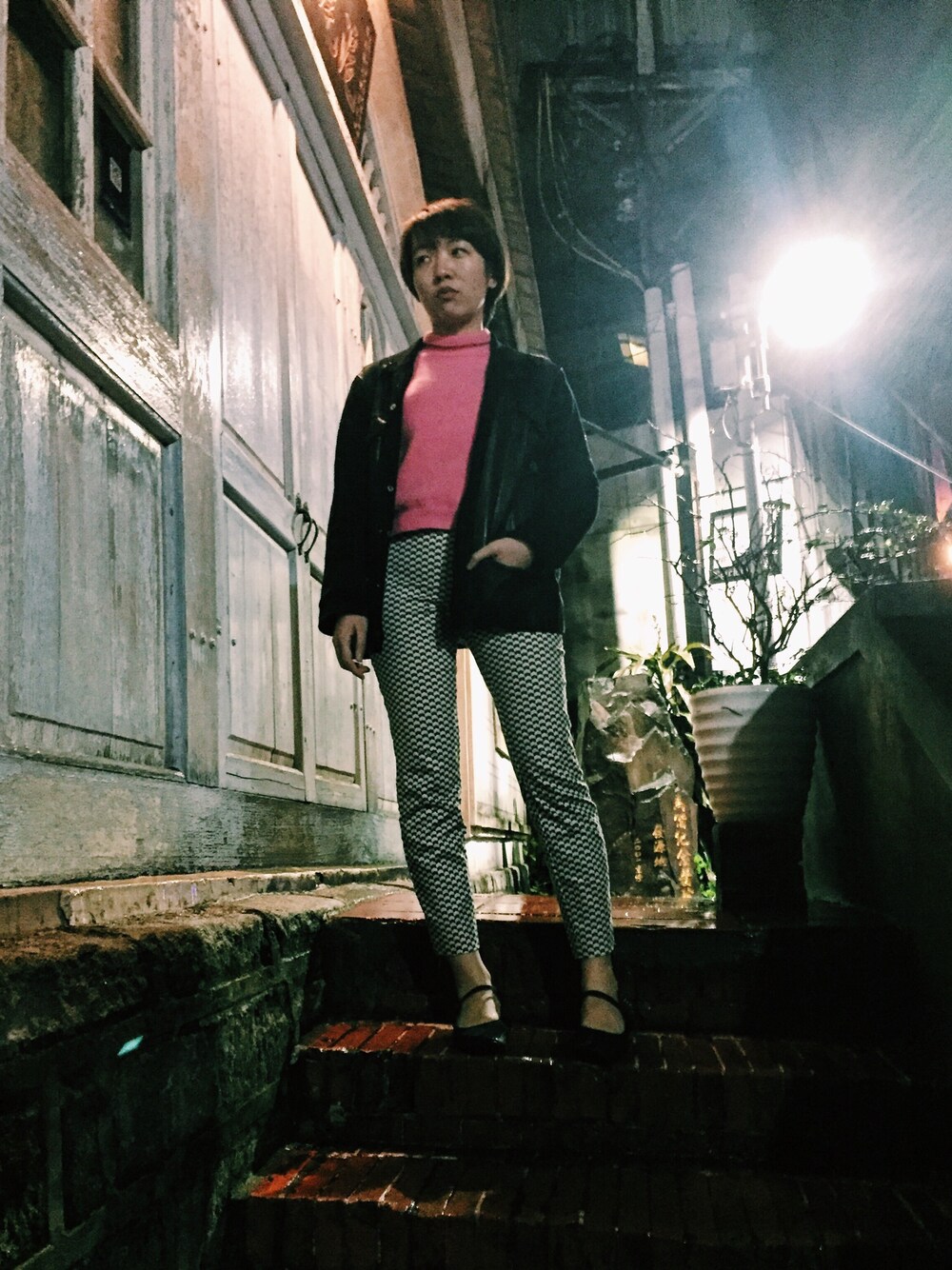 グリーン系のパンツを着用したレディースの春コーディネートの1枚目の写真