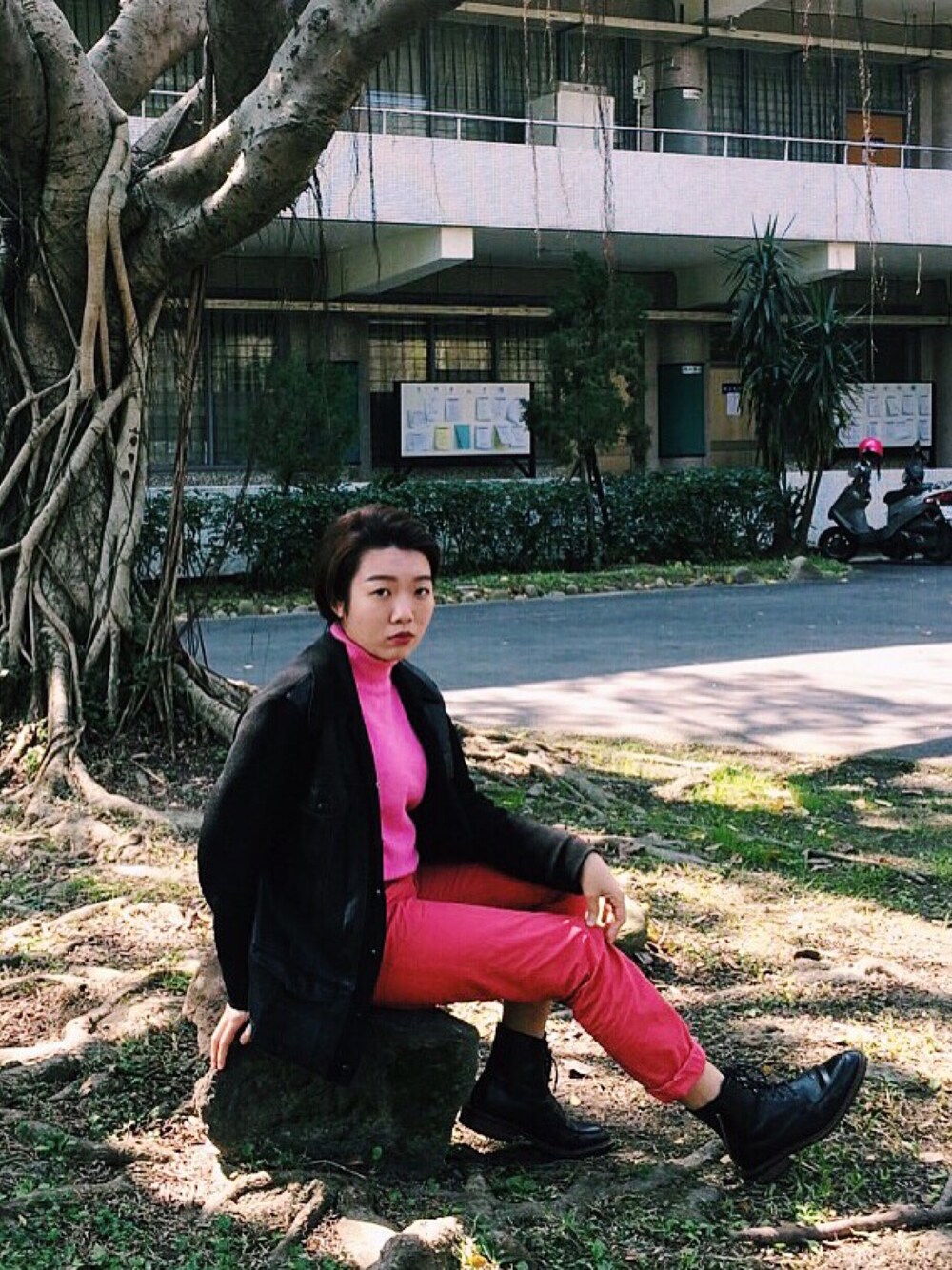 レッド系のパンツを着用したレディースの春コーディネートの1枚目の写真