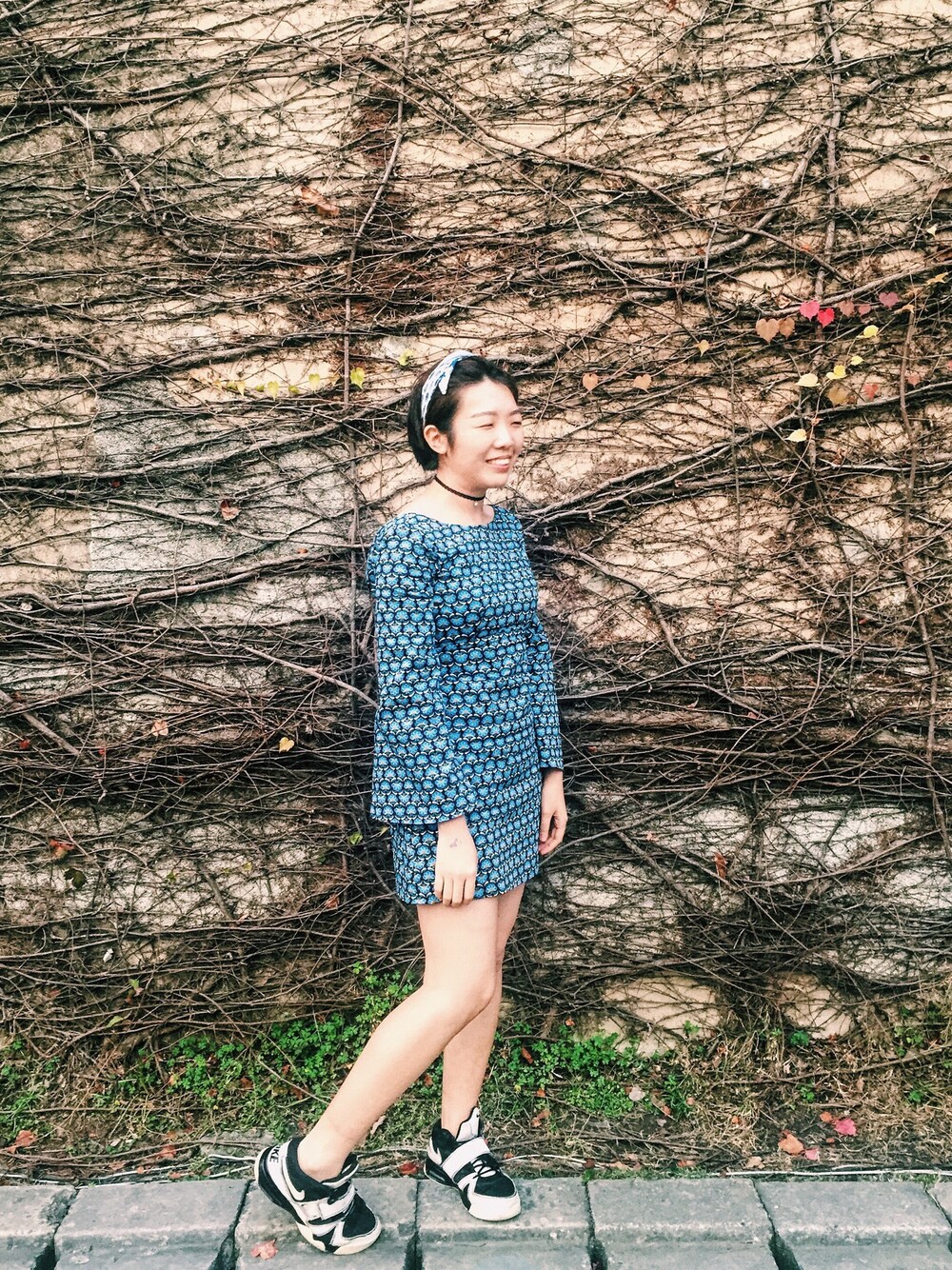 ブルー系のワンピース/ドレスを着用したレディースの春コーディネートの1枚目の写真