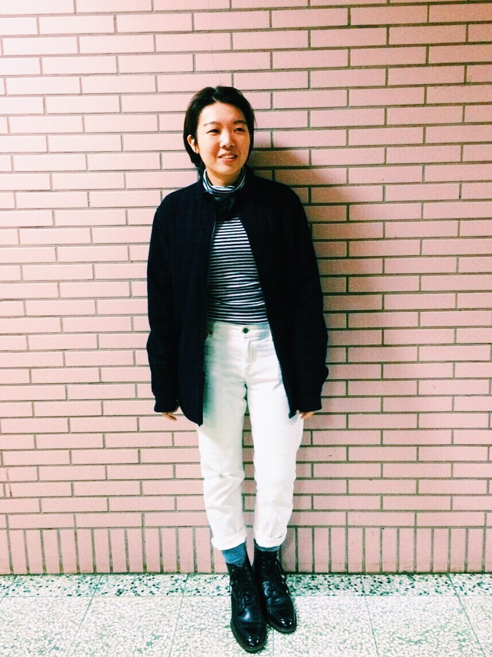 ホワイト系のデニムパンツを着用したレディースの春コーディネートの1枚目の写真