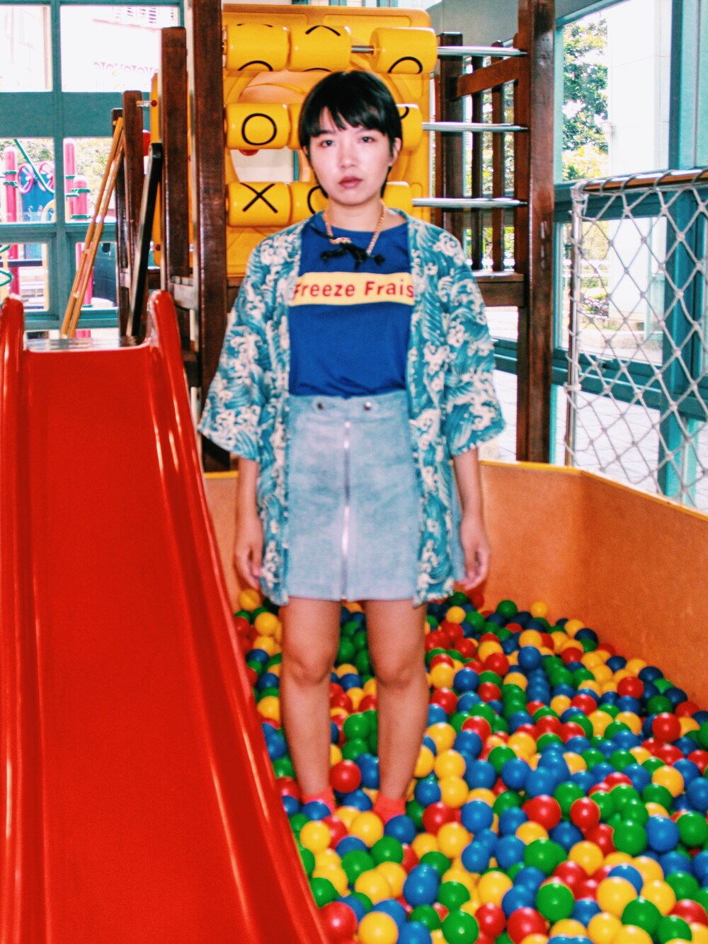 「TOPSHOPのアイテム（スカート、ブルー系）」を使った、林書宇さん（レディース・164cm）の秋コーディネートの1枚目の写真