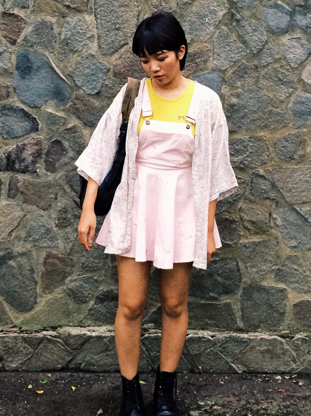 グリーン系のバックパック/リュックを着用したレディースの秋コーディネートの1枚目の写真