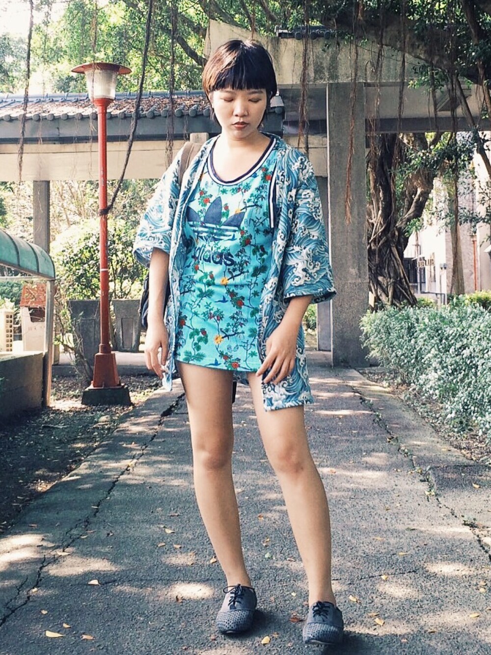 ブルー系のジャージを着用したレディースの秋コーディネートの1枚目の写真