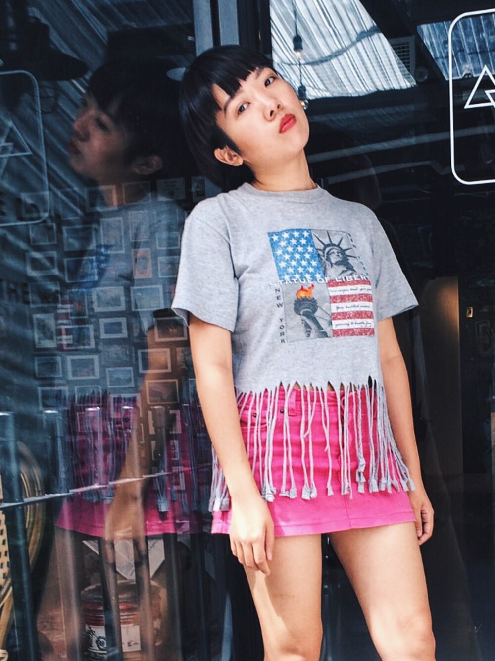 グレー系のTシャツ/カットソーを着用したレディースの秋コーディネートの1枚目の写真