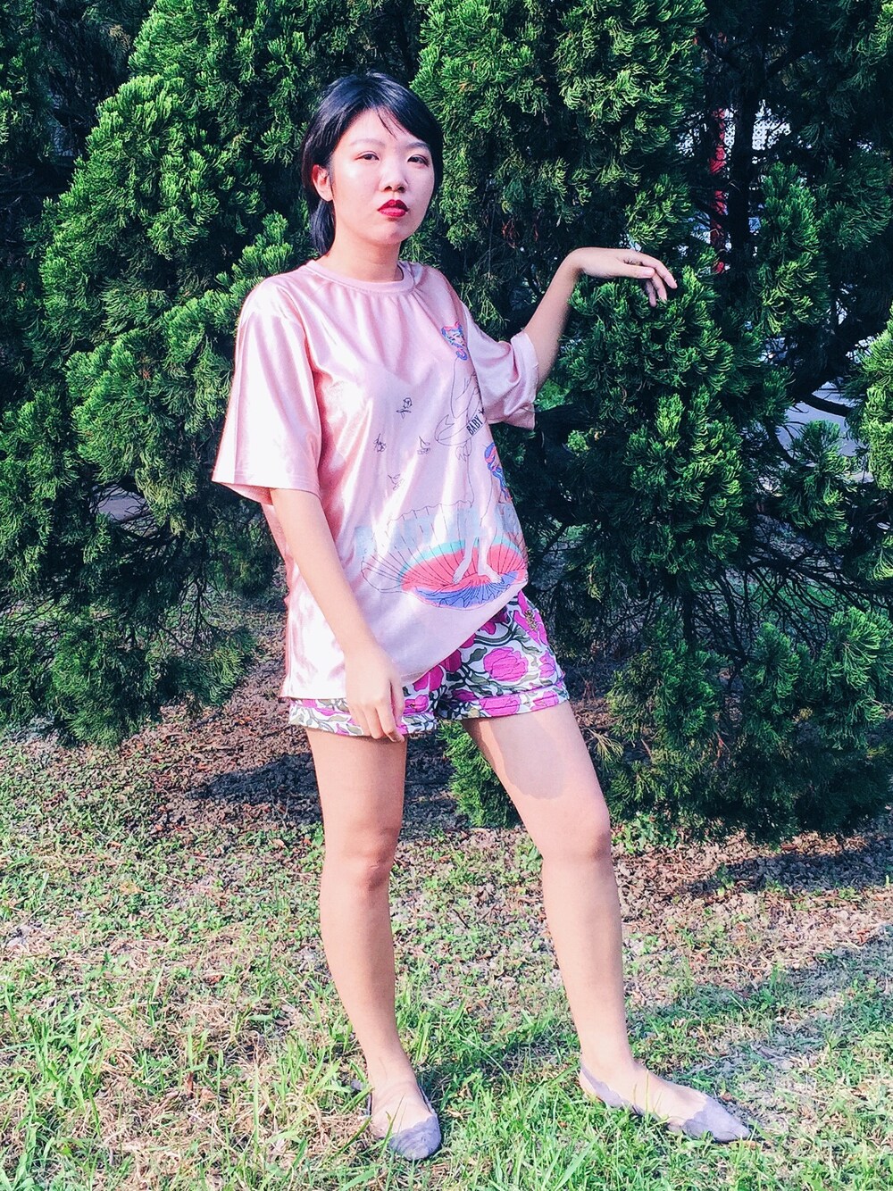 「UNIQLOのアイテム（パンツ、レッド系）」を使った、林書宇さん（レディース・164cm）の秋コーディネートの1枚目の写真