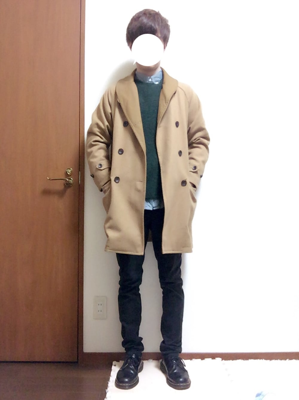 ブラック系のブーツ、ブラック系のチノパンツ、グリーン系のニット/セーターを着用したメンズの秋コーディネートの1枚目の写真