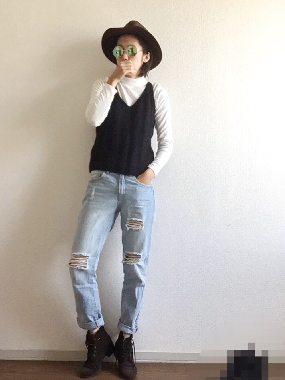 ブラック系のタンクトップ、ホワイト系のTシャツ/カットソー、ブルー系のデニムパンツを着用したレディースの冬コーディネートの1枚目の写真