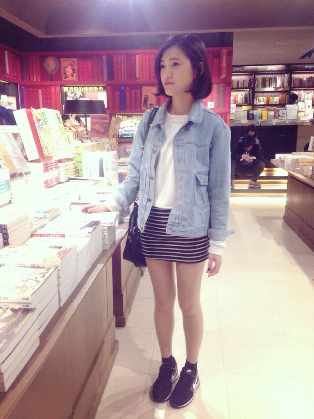 「denim、デニムシャツ、スニーカー、NIKE、スカート」｜「STYLENANDAのアイテム（デニムジャケット、ブルー系）」を使った、Kikiさん（レディース・156cm）の春コーディネートの1枚目の写真