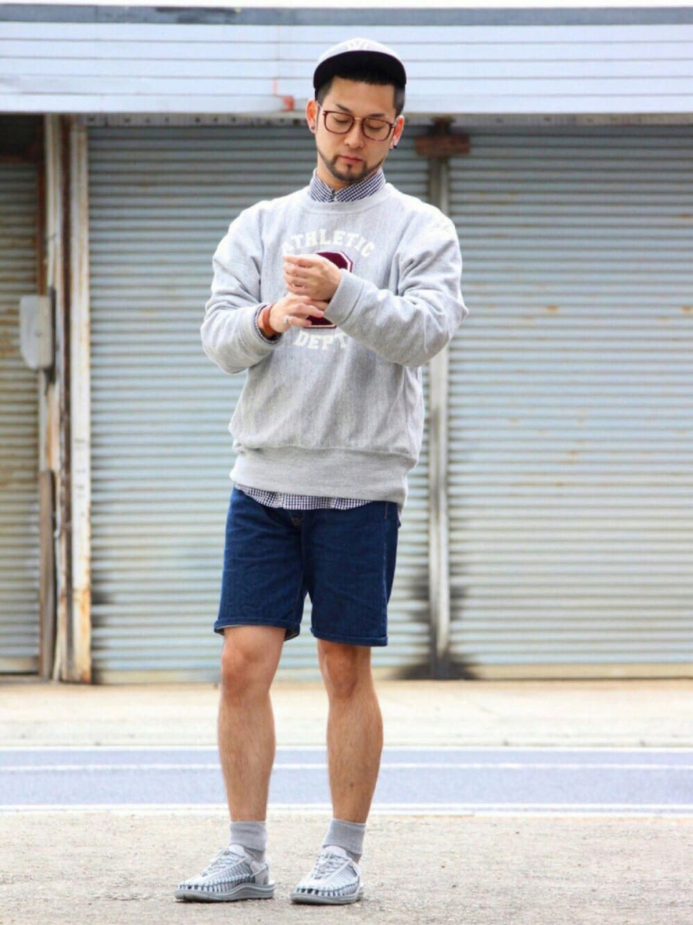 グレー系のサンダル、グレー系のスウェット、ブルー系のデニムパンツを着用したメンズの秋コーディネートの1枚目の写真
