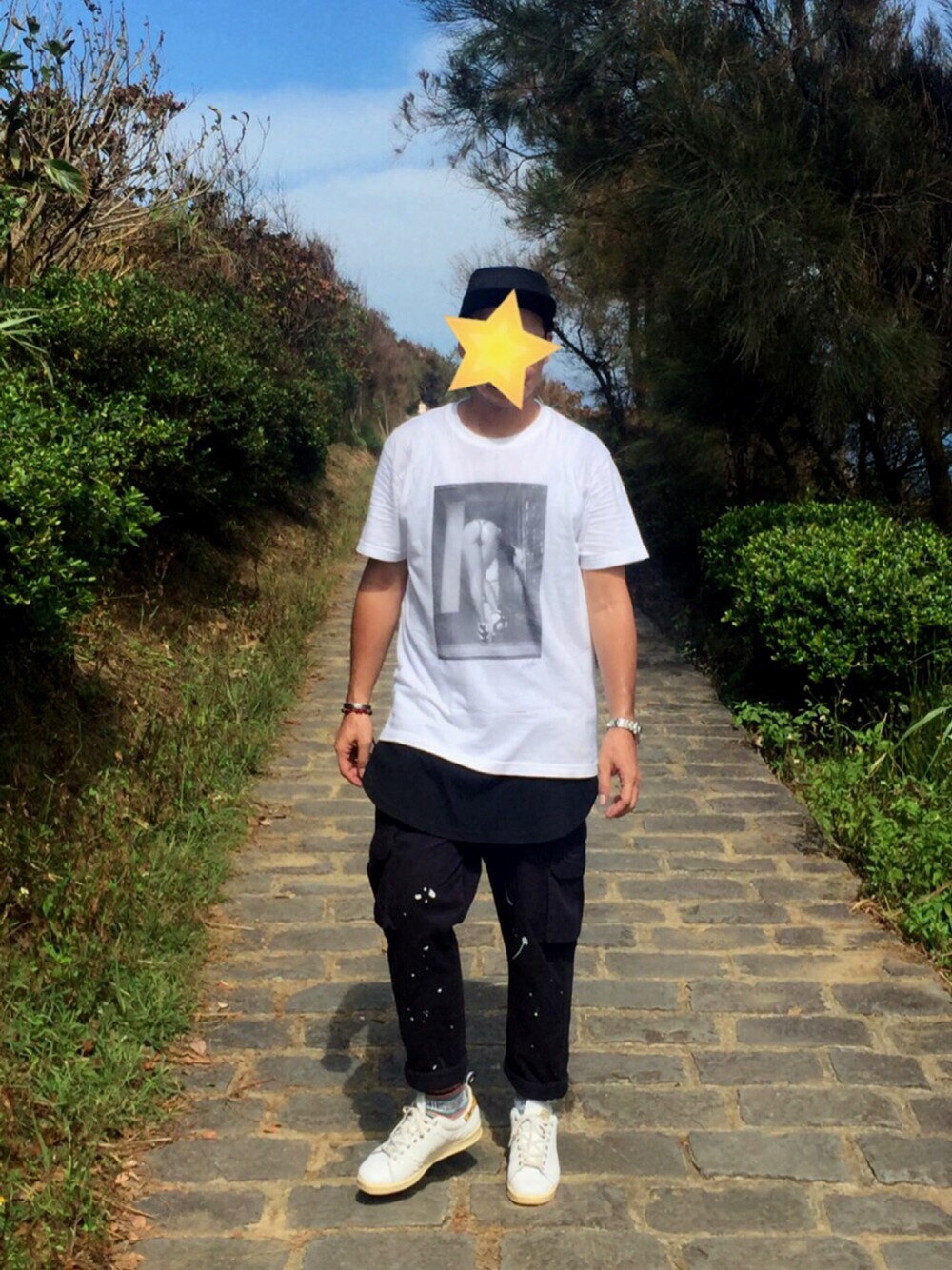 「stan smith、stansmith、KIKSTYO、5分割帽、5片帽、情色tee」｜「kikstyoのアイテム（Tシャツ/カットソー、ホワイト系）」を使った、Joelさん（メンズ・171cm）の秋コーディネートの1枚目の写真