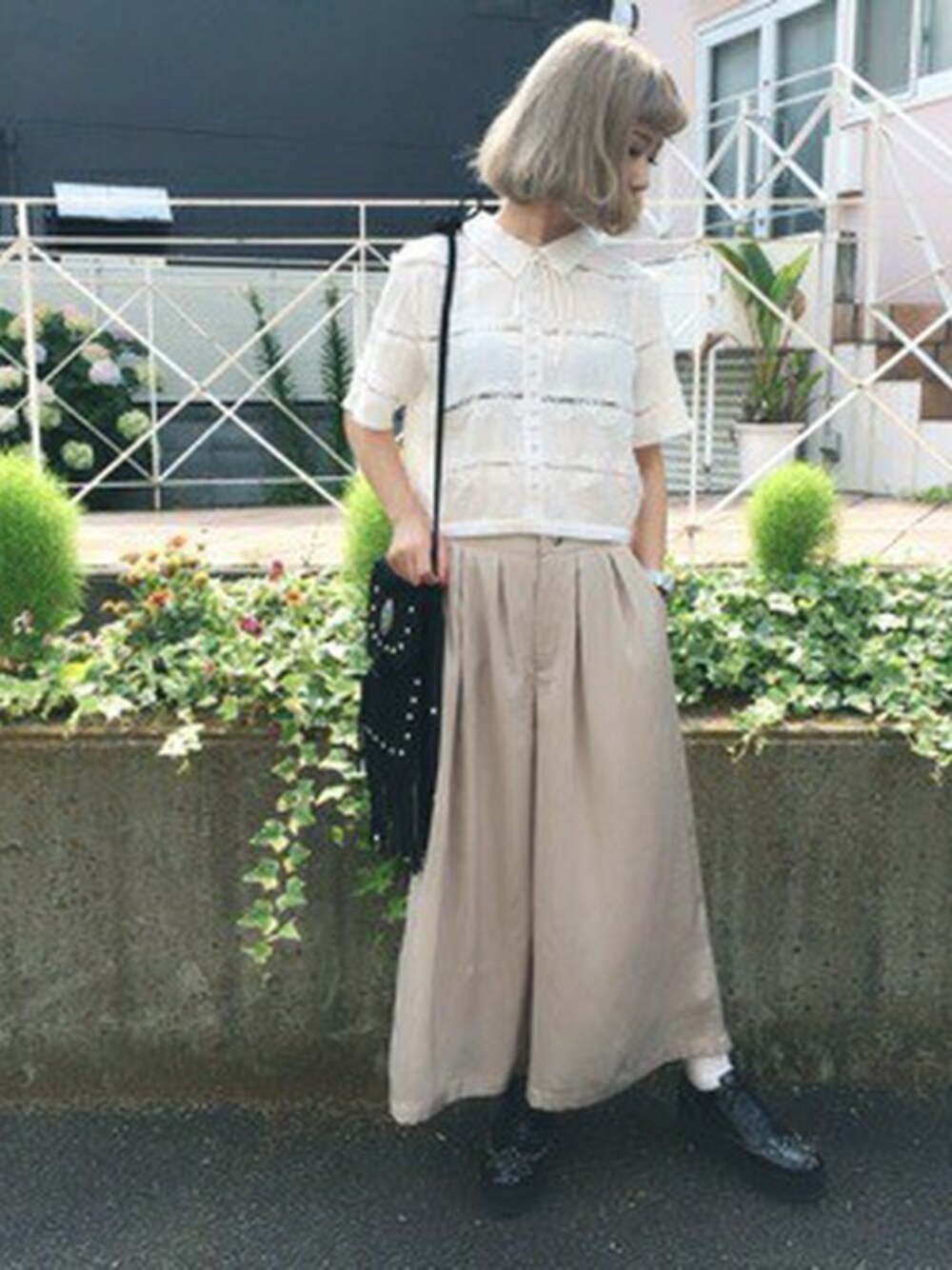 ホワイト系のシャツ/ブラウス、ベージュ系のその他パンツ、ブラック系のその他シューズを着用したレディースの夏コーディネートの1枚目の写真