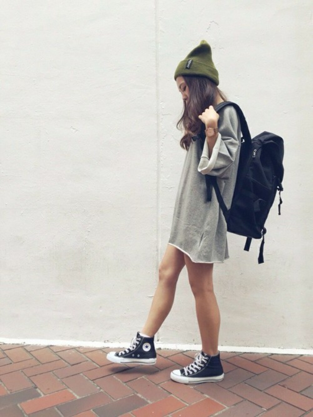 グレー系のTシャツ/カットソー、ブラック系のバックパック/リュック、グリーン系のニットキャップ/ビーニーを着用したレディースの秋コーディネートの1枚目の写真