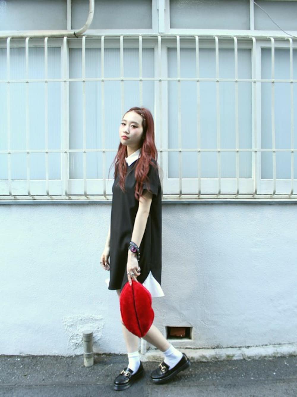 ブラック系のワンピース、ブラック系のパンプスを着用したレディースの夏コーディネートの1枚目の写真