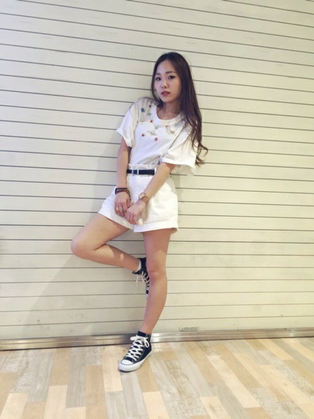 ホワイト系のTシャツ/カットソー、ホワイト系のデニムパンツを着用したレディースの秋コーディネートの1枚目の写真